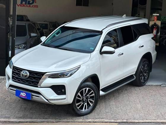 TOYOTA HILUX SW4 2.8 D-4D TURBO DIESEL SRX 7L 4X4 AUTOMÁTICO TOYOTA HILUX SW4 2.8 D-4D TURBO DIESEL SRX 7L 4X4 AUTOMÁTICO